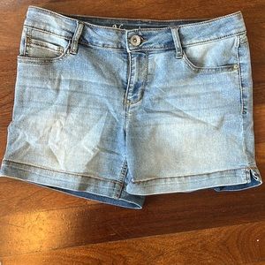 Size 6 Stretchy denim shorts!
